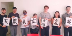 Aula de Kanji com a Mestre de Shodo na Skill Jundiaí.